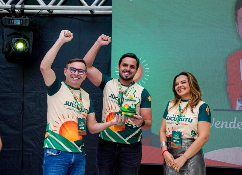 Equipe celebrando resultado em evento da Sertão Jucurutu